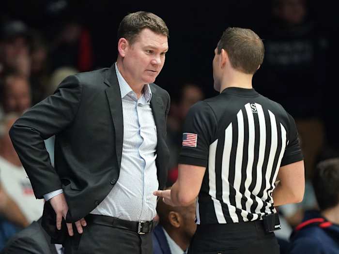 Tommy Lloyd talks to a ref